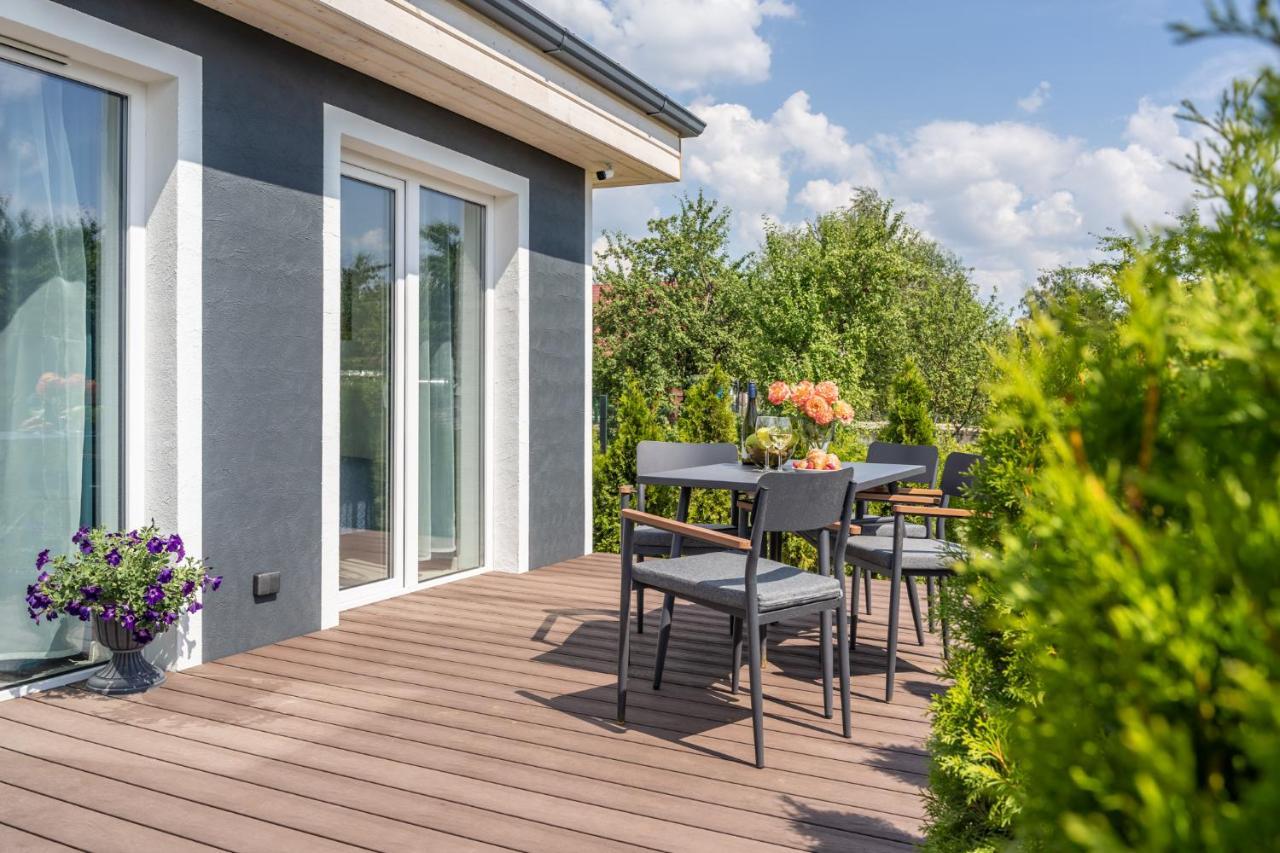 Family Garden House With Free Private Parking & Playground Villa Riga Buitenkant foto