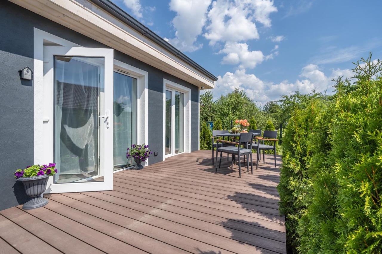 Family Garden House With Free Private Parking & Playground Villa Riga Buitenkant foto