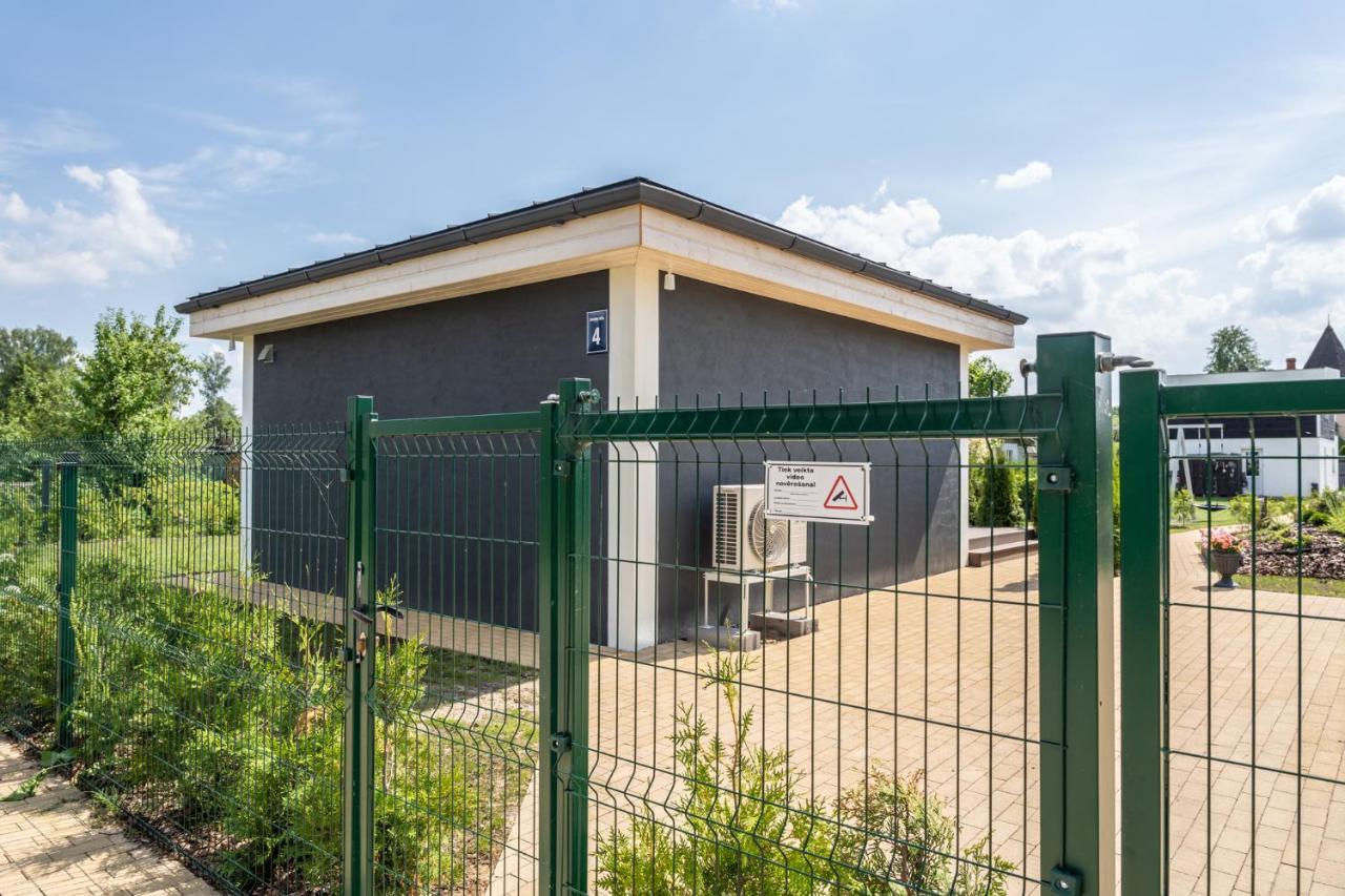 Family Garden House With Free Private Parking & Playground Villa Riga Buitenkant foto