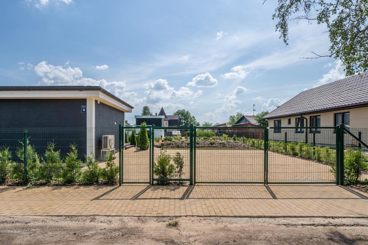Family Garden House With Free Private Parking & Playground Villa Riga Buitenkant foto
